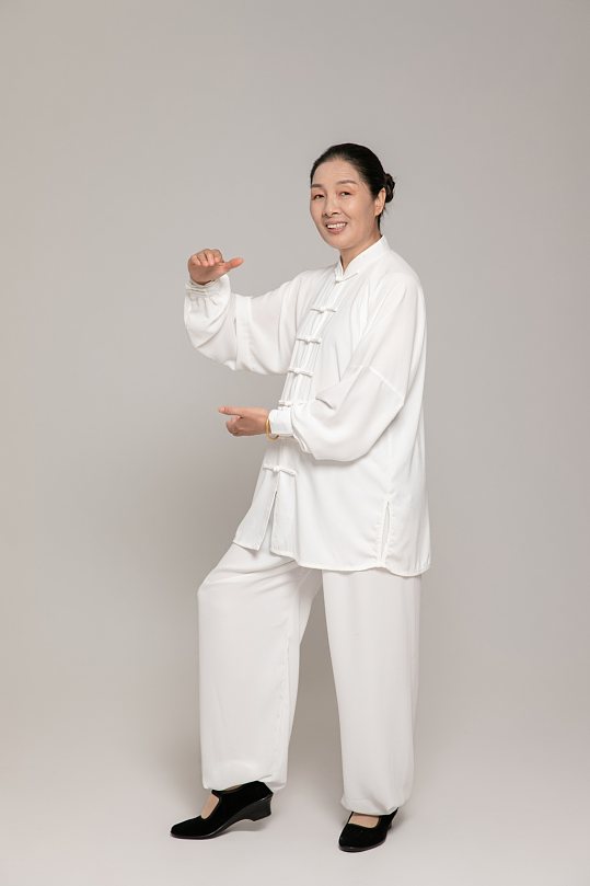 晨练太极居家养生老年人女性人物摄影图-众图网