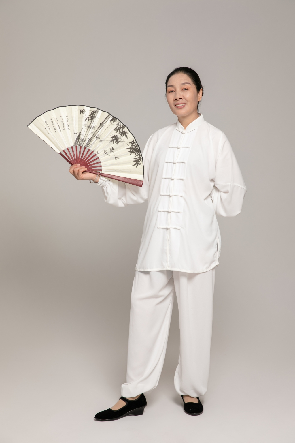 折扇居家养生老年人女性人物摄影图素材