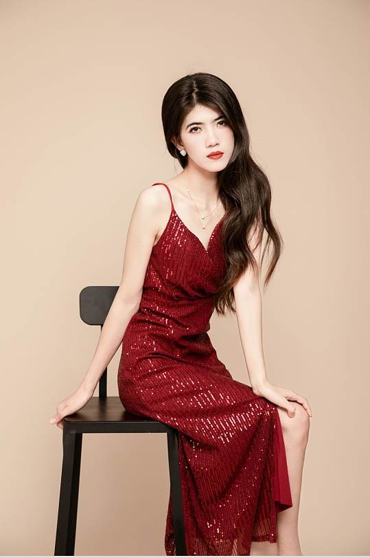 高脚凳酒红色连衣裙轻奢美女人物摄影图片