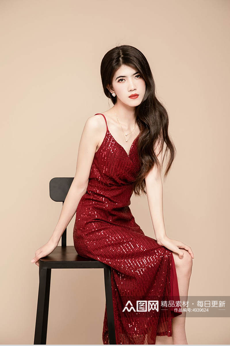 高脚凳酒红色连衣裙轻奢美女人物摄影图片素材