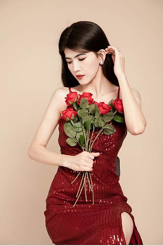 玫瑰酒红色连衣裙轻奢美女人物摄影图片