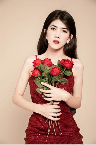 玫瑰酒红色连衣裙轻奢美女人物摄影图片