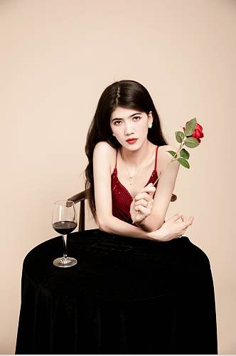 优雅晚宴酒红色连衣裙轻奢美女人物摄影图片