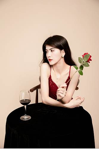 优雅晚宴酒红色连衣裙轻奢美女人物摄影图片