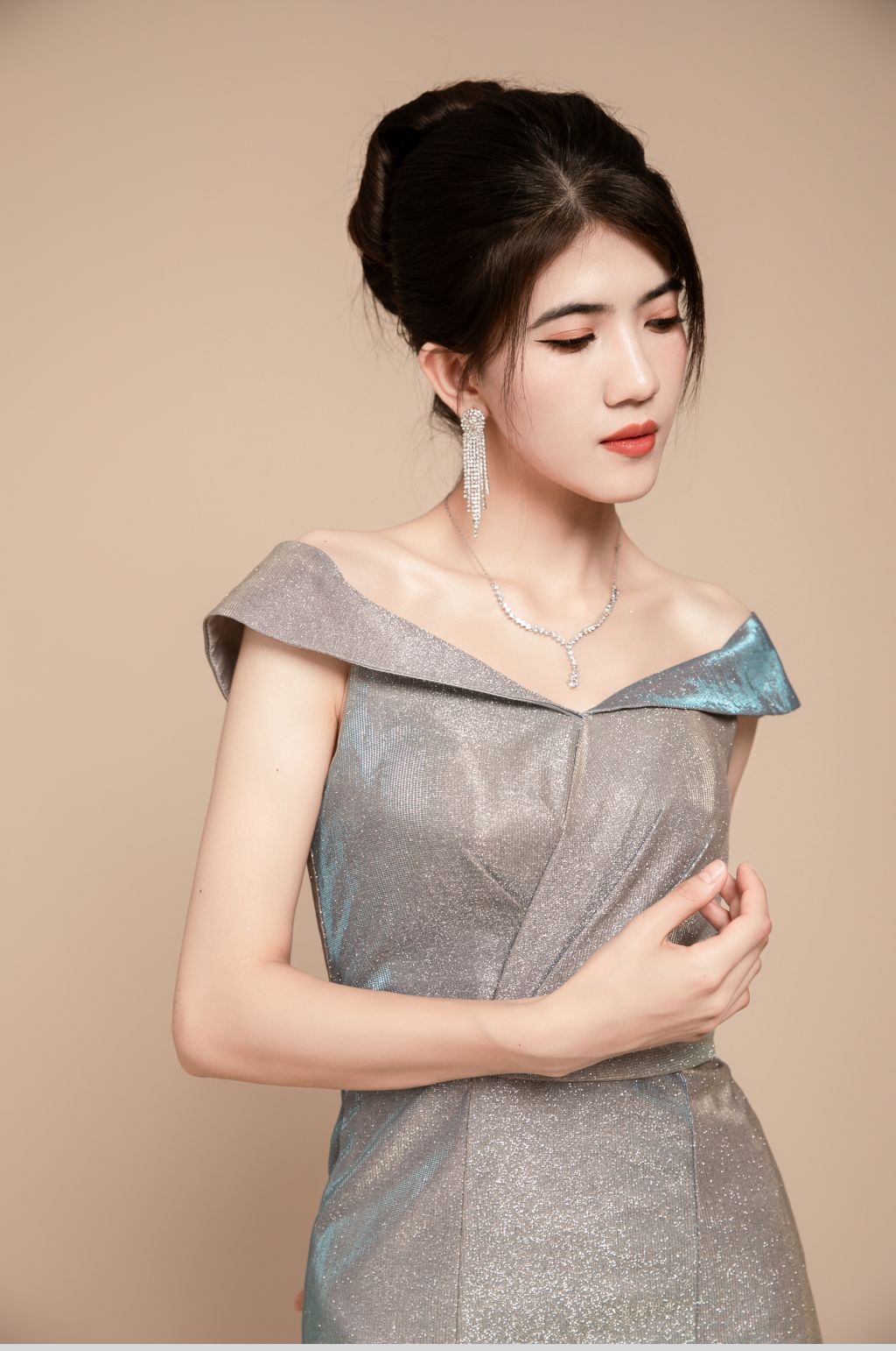 时尚银色晚礼服鱼尾轻奢医美美女人物摄影图片素材
