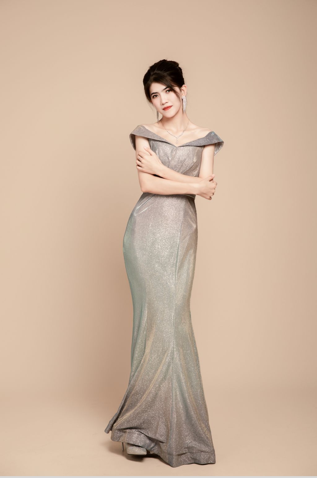 时尚银色晚礼服鱼尾医美美女人物摄影图片素材