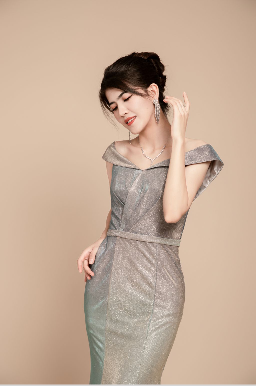 时尚银色晚礼服鱼尾医美美女人物摄影图片素材