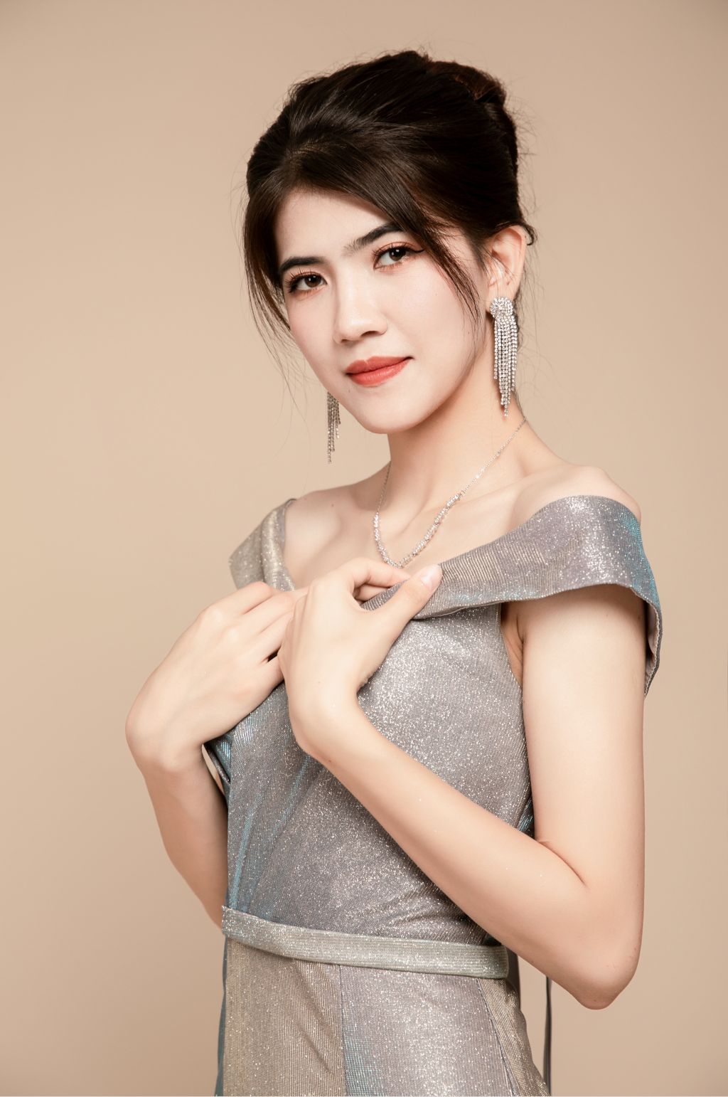 时尚银色晚礼服鱼尾轻奢美女人物摄影图片素材
