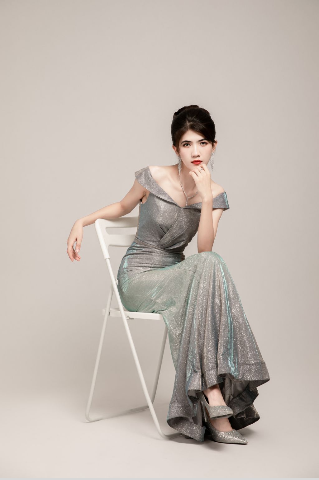 白色折叠凳鱼尾晚礼服美女人物摄影图片素材