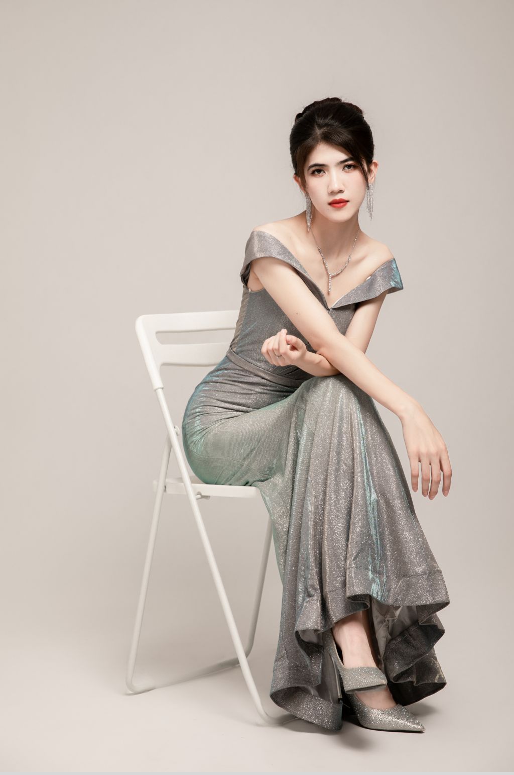 白色折叠凳鱼尾晚礼服美女人物摄影图片素材