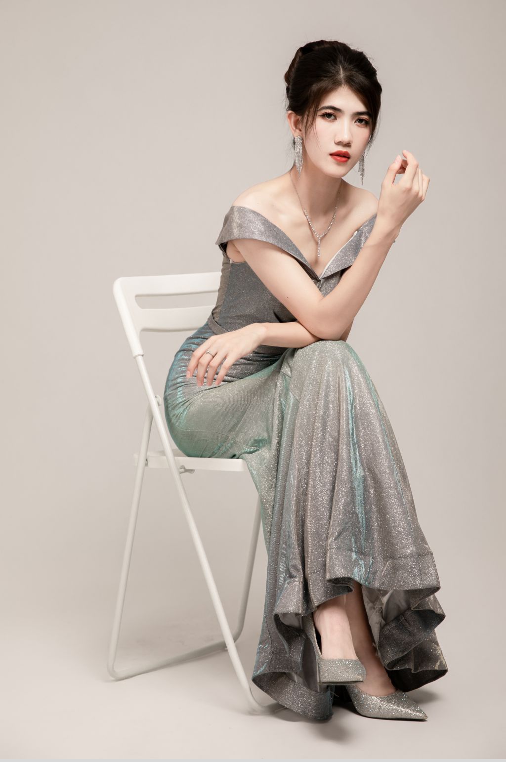 白色折叠凳鱼尾晚礼服美女人物摄影图片素材