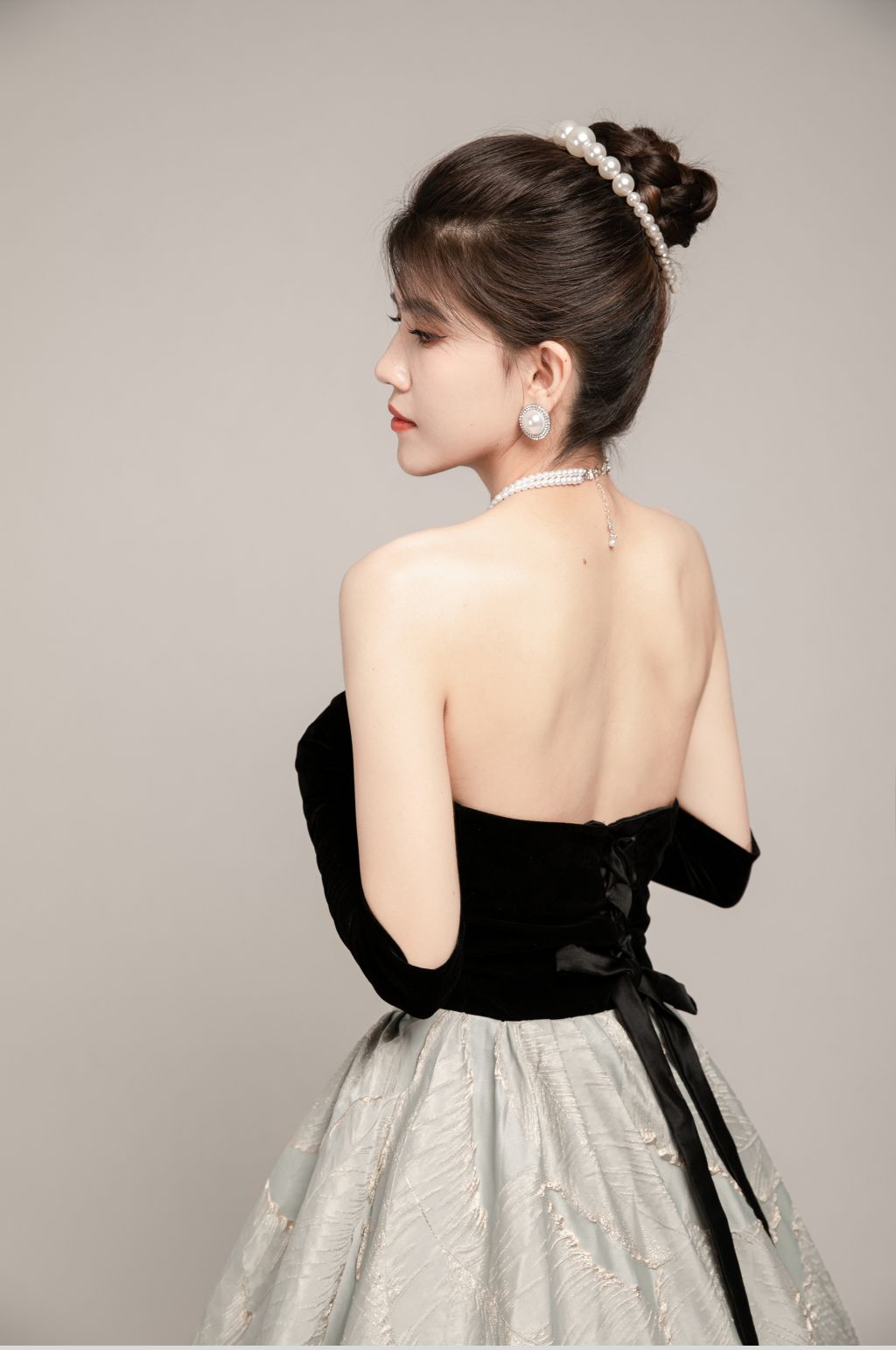 黑色丝绒赫本风袖套晚礼服美女人物摄影图片素材