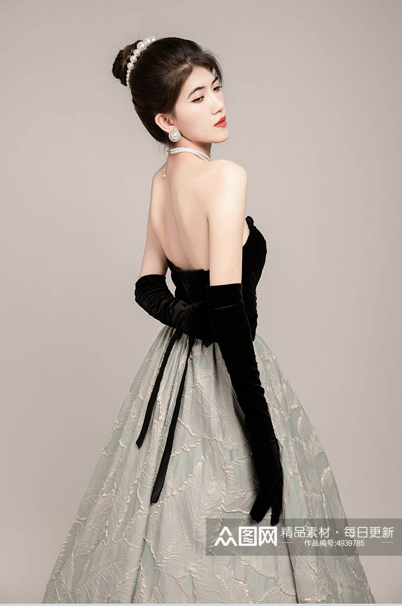 黑色丝绒赫本风袖套晚礼服美女人物摄影图片素材