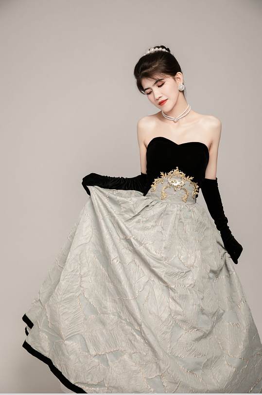 黑色丝绒赫本风袖套晚礼服美女人物摄影图片-众图网