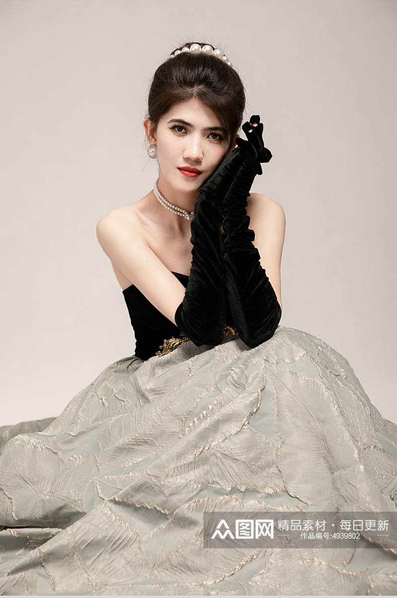 黑色丝绒赫本风袖套晚礼服美女人物摄影图片素材