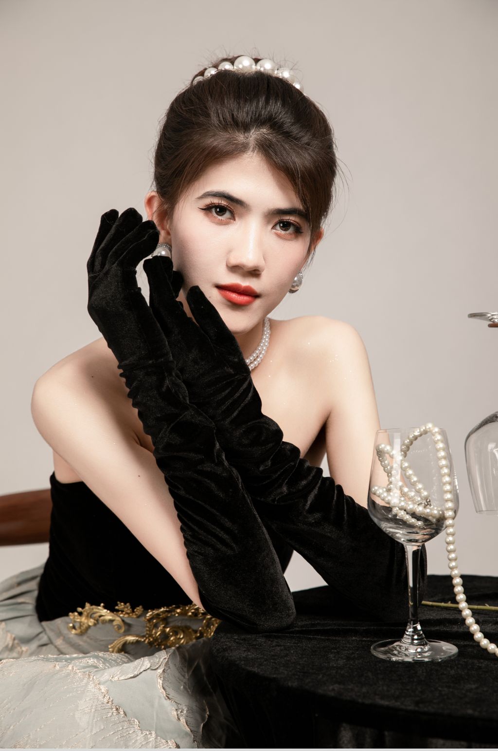 宴会丝绒赫本风下午茶晚礼服美女人物摄影图片素材