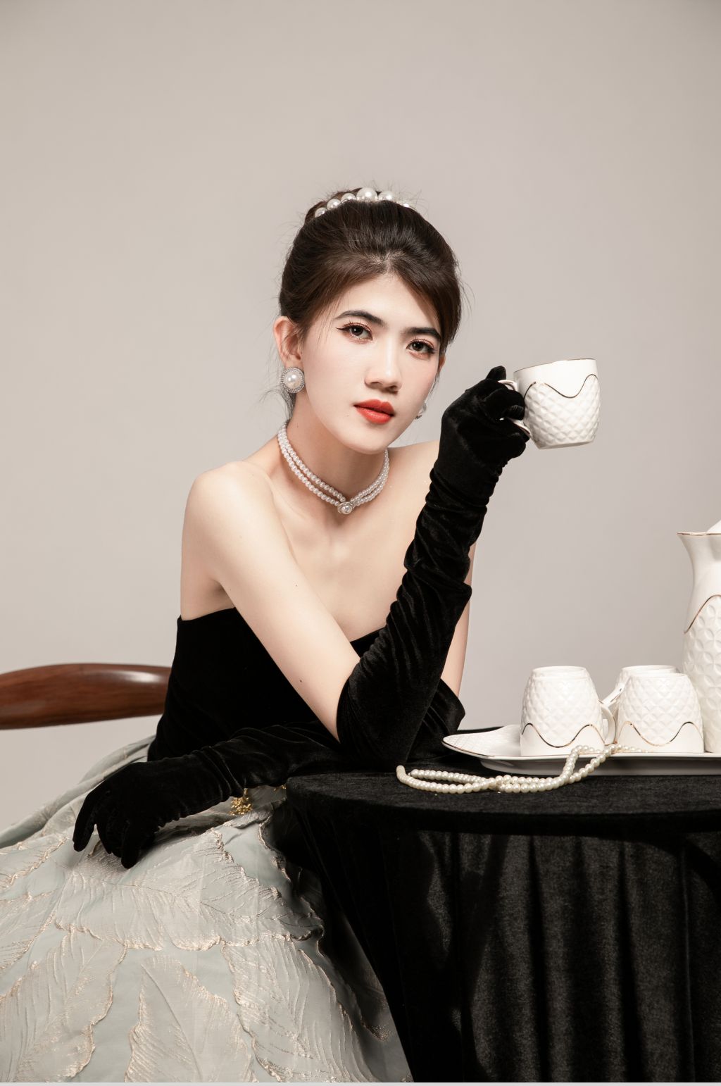 宴会丝绒赫本风下午茶晚礼服美女人物摄影图片素材
