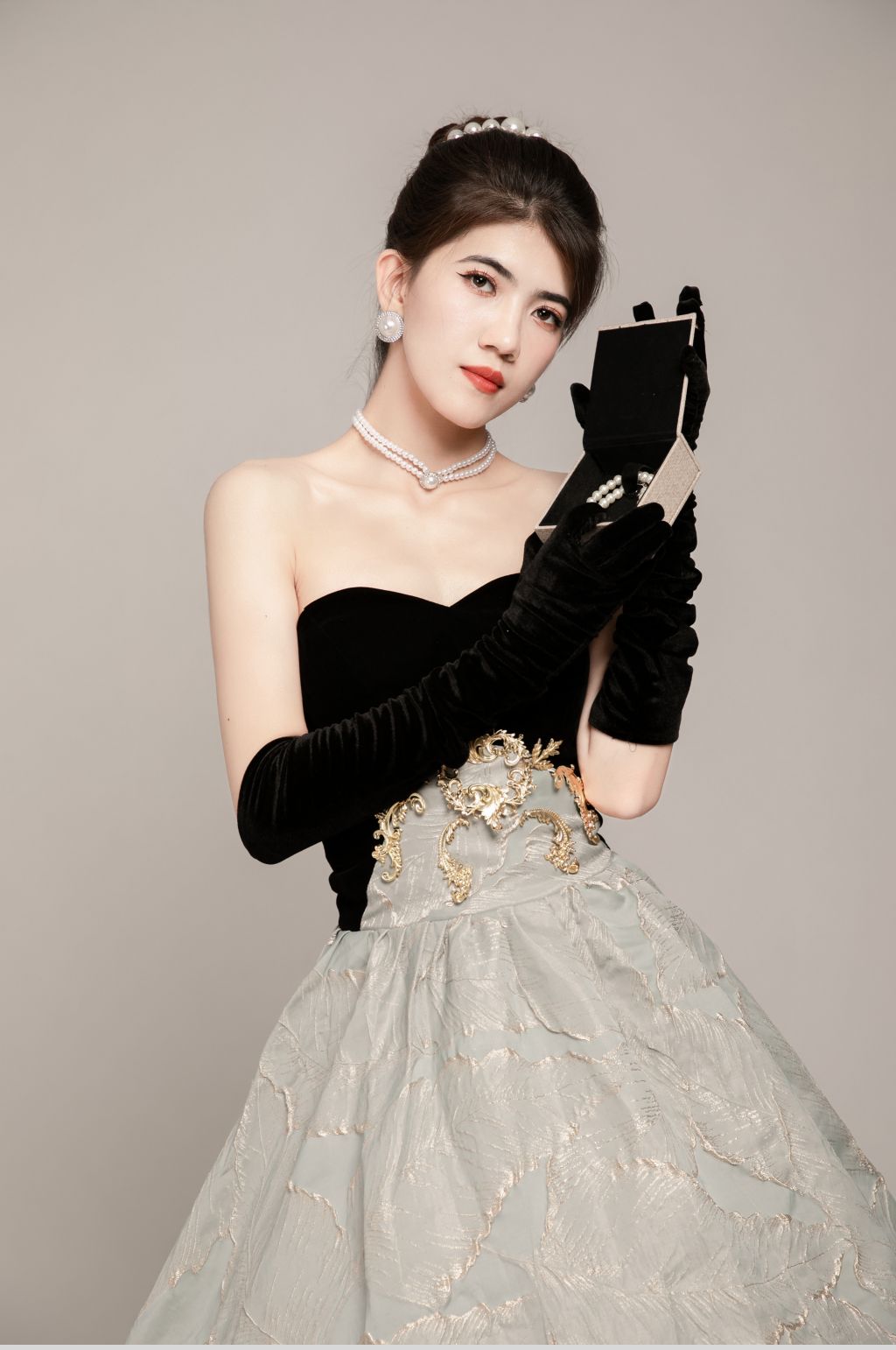 黑色丝绒赫本风袖套晚礼服美女人物摄影图片素材