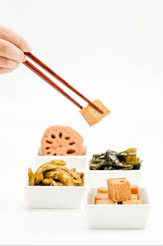 酸辣莲藕毛豆海带结豆腐块卤味美食摄影图片