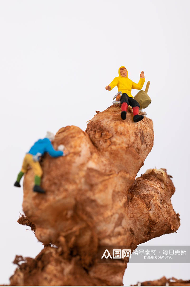 出行运动创意微缩小人登山摄影图片素材