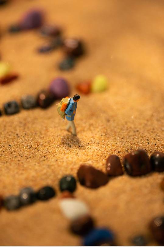 创意微缩小人户外沙漠旅行摄影图片