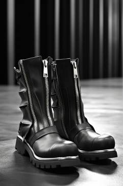 AI数字艺术复古甜酷风黑色马丁靴摄影图片