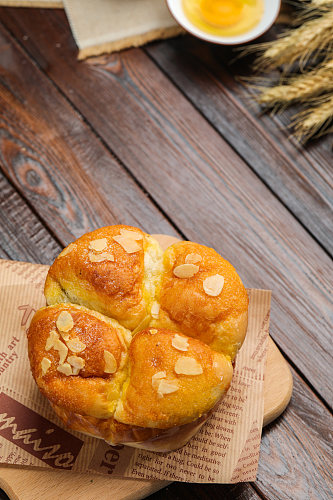 法式椰香蓝莓面包美食摄影图片