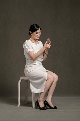 母亲节现代风连衣裙母亲人物摄影图片