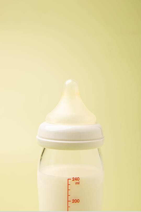 绿色安全硅胶奶瓶母婴用品摄影图片