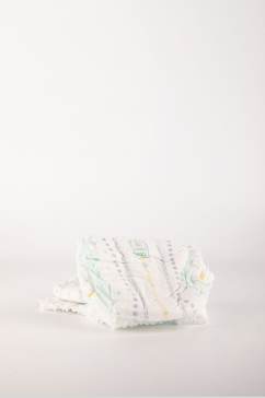 宝宝衣服纸尿裤母婴用品摄影图片