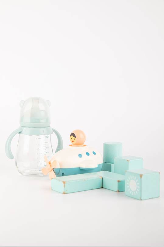 白色奶瓶母婴用品摄影图片