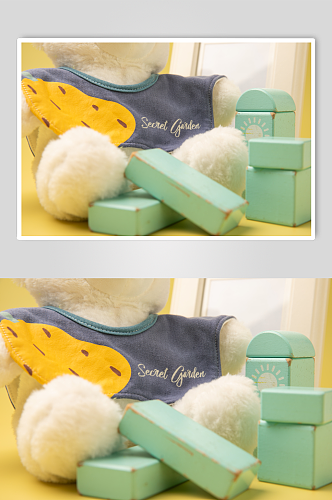 黄色玩具熊积木母婴用品摄影图片