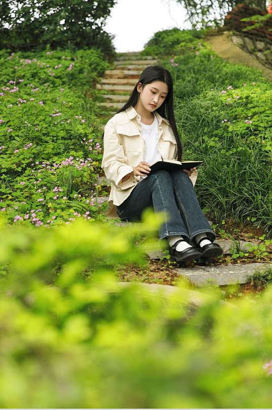 女生看书年青人学生毕业季人物摄影图片