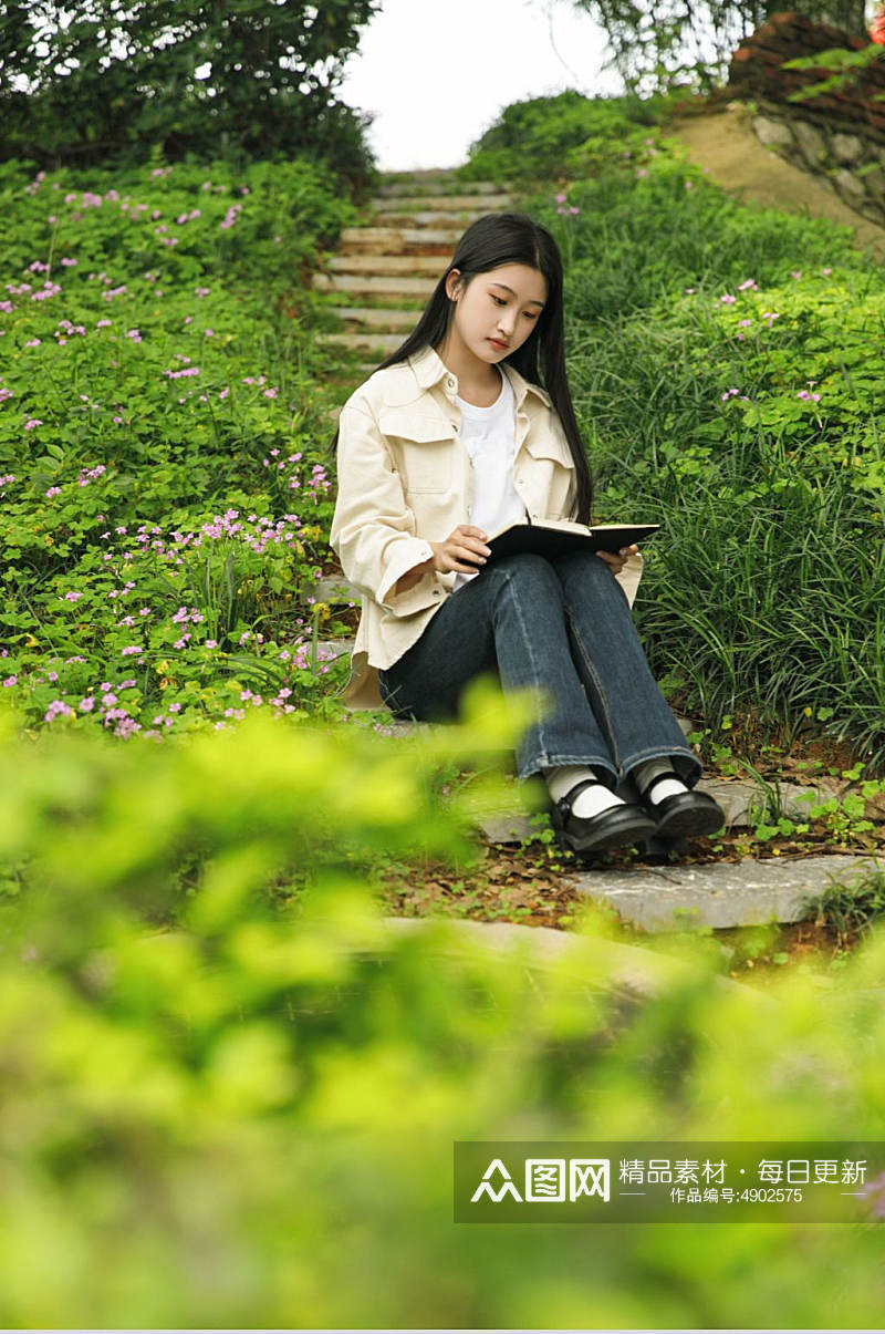 女生看书年青人学生毕业季人物摄影图片素材