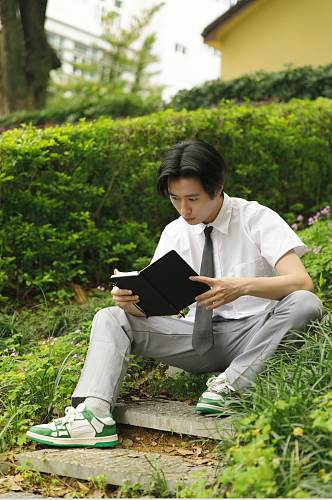 男生年青人学生毕业季人物摄影图片