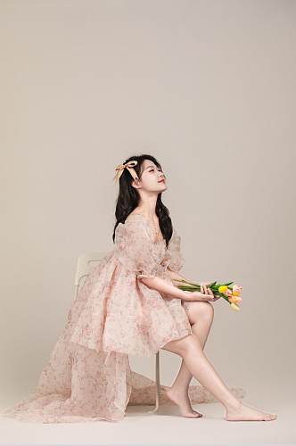粉色拖尾短裙时尚女生人物摄影图片