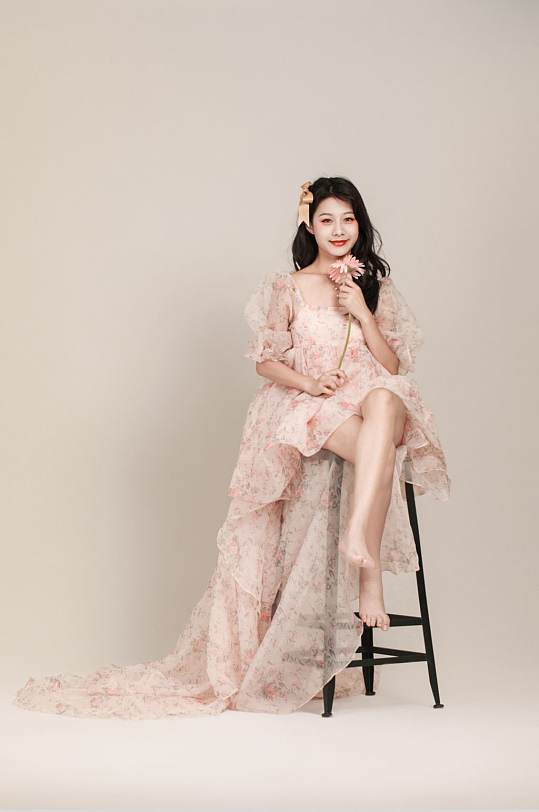 粉色拖尾短裙时尚女生人物摄影图片-众图网