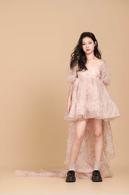 粉色拖尾短裙公主裙时尚女生人物摄影图片-众图网