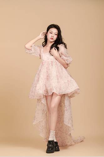 粉色拖尾短裙公主裙时尚女生人物摄影图片