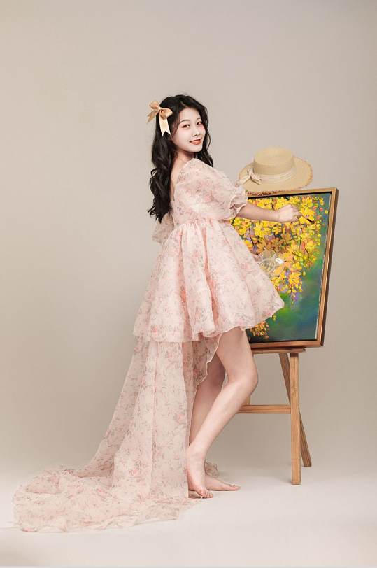 粉色拖尾短裙时尚女生人物摄影图片-众图网