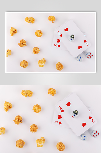 玩偶花色扑克牌牌类摄影图