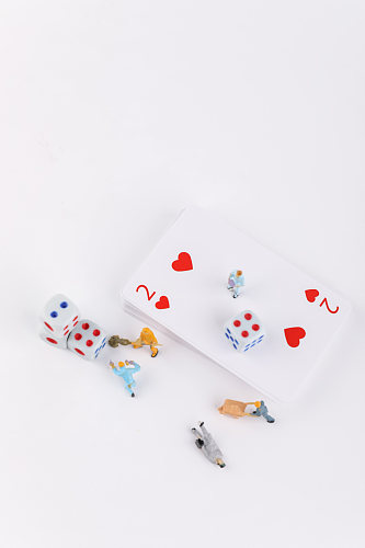 玩偶花色扑克牌牌类摄影图