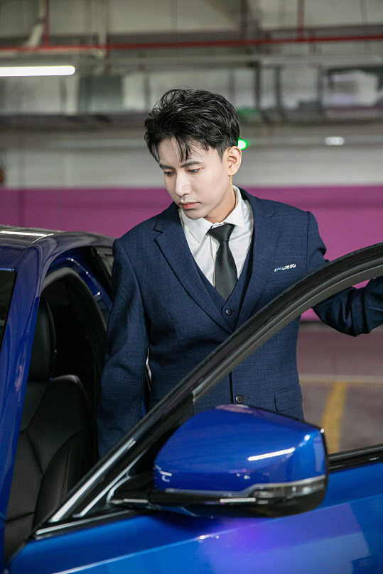 帅气西装司机人物摄影图片-众图网