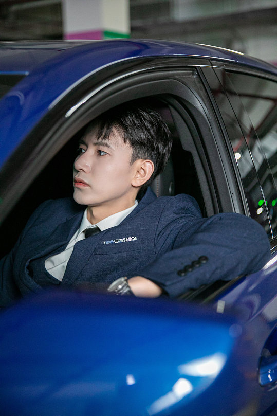 帅气西装司机人物摄影图片-众图网