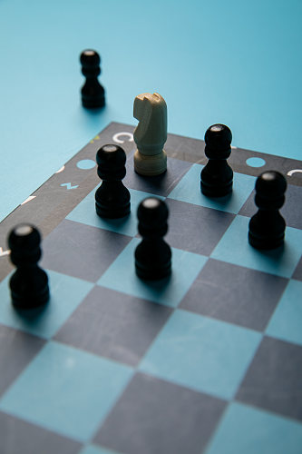 国际象棋儿童棋类益智玩具摄影图
