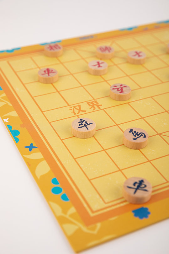 中国象棋儿童棋类益智玩具摄影图