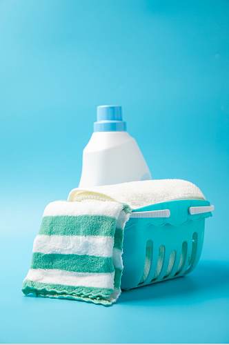 蓝色背景抹布洗衣液清洁用品摄影图片