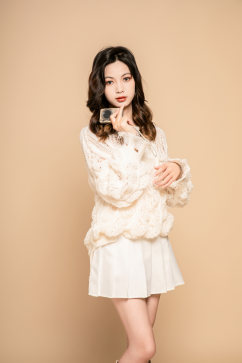 秋季白色羊毛毛衣氛围女性人物摄影图片