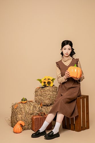 秋季棕色连衣裙氛围女性人物摄影图片