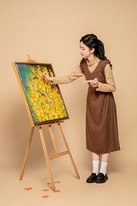 秋季棕色连衣裙氛围女性人物摄影图片-众图网